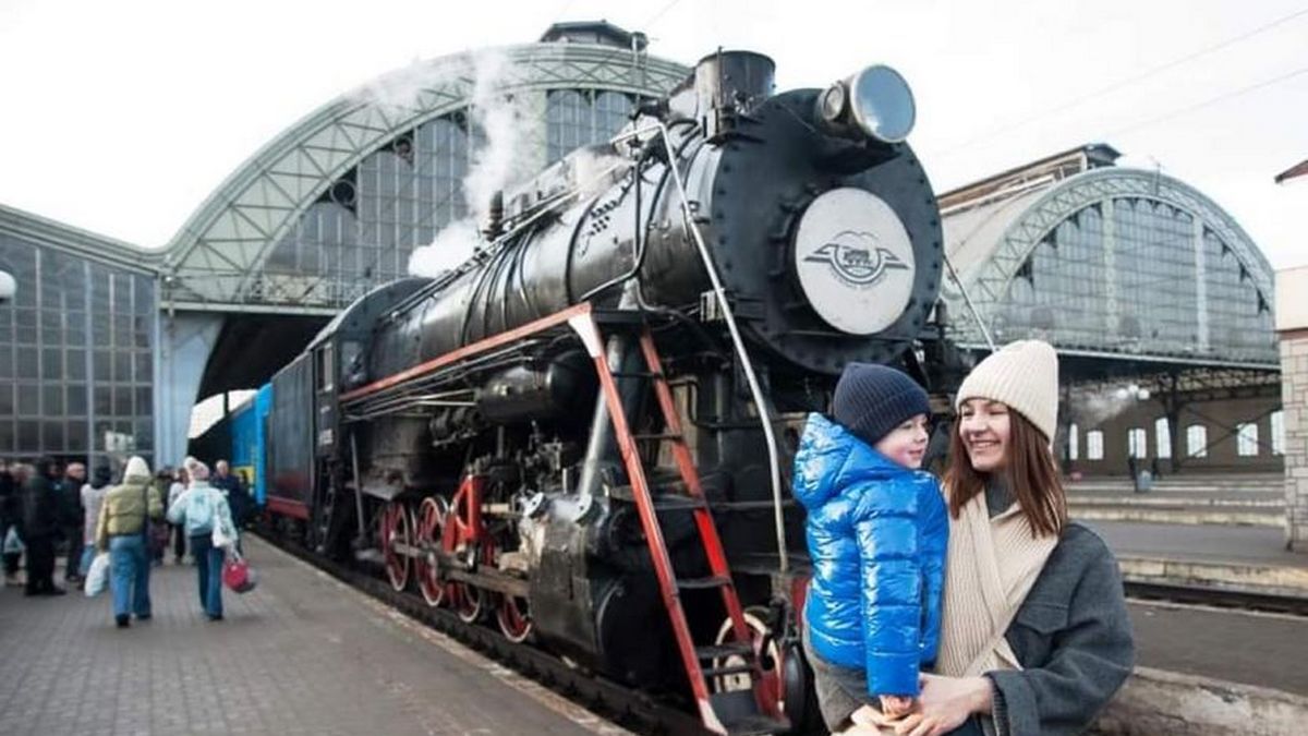 Зі Львова у святкові дні курсує ретро-поїзди