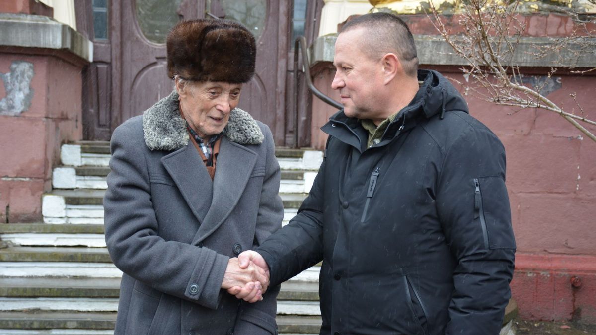 У Надвірній 94-річний дідусь передав свої збереження на ЗСУ