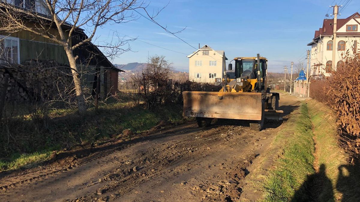 Майже ремонт: у Чорних Ославах защебенили дорогу 3