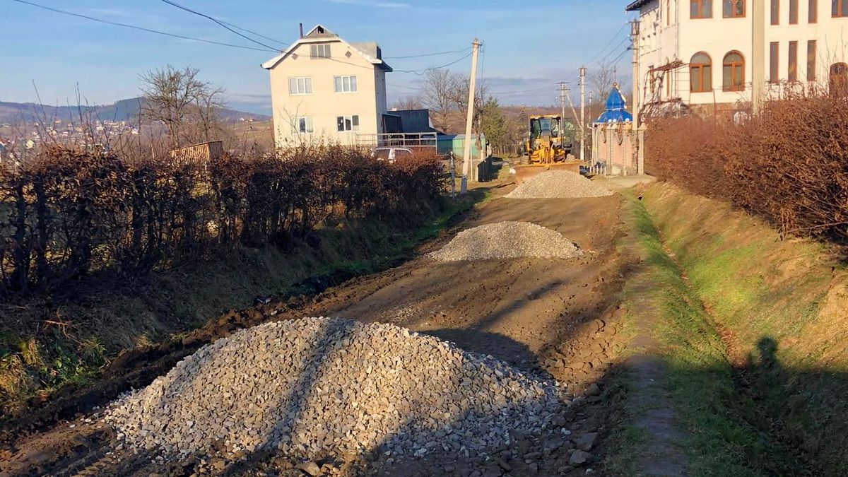 Майже ремонт: у Чорних Ославах защебенили дорогу 5