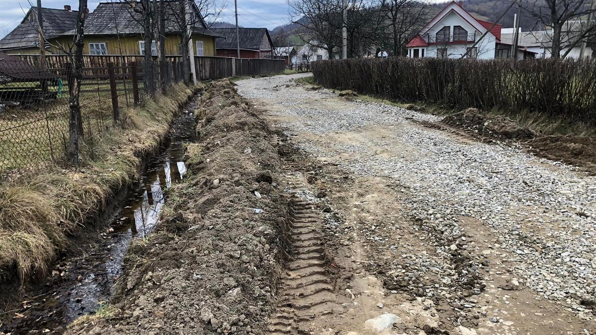 Майже ремонт: у Чорних Ославах защебенили дорогу 6