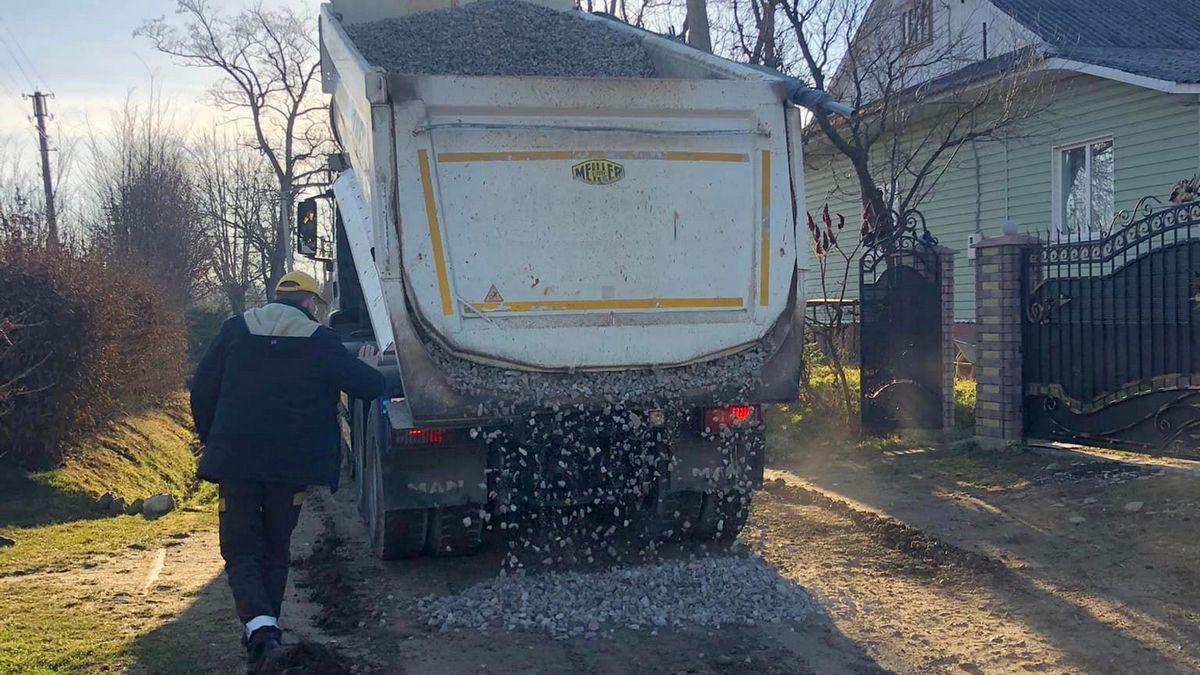 Майже ремонт: у Чорних Ославах защебенили дорогу 4
