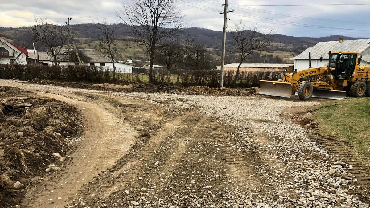 Майже ремонт: у Чорних Ославах защебенили дорогу 7