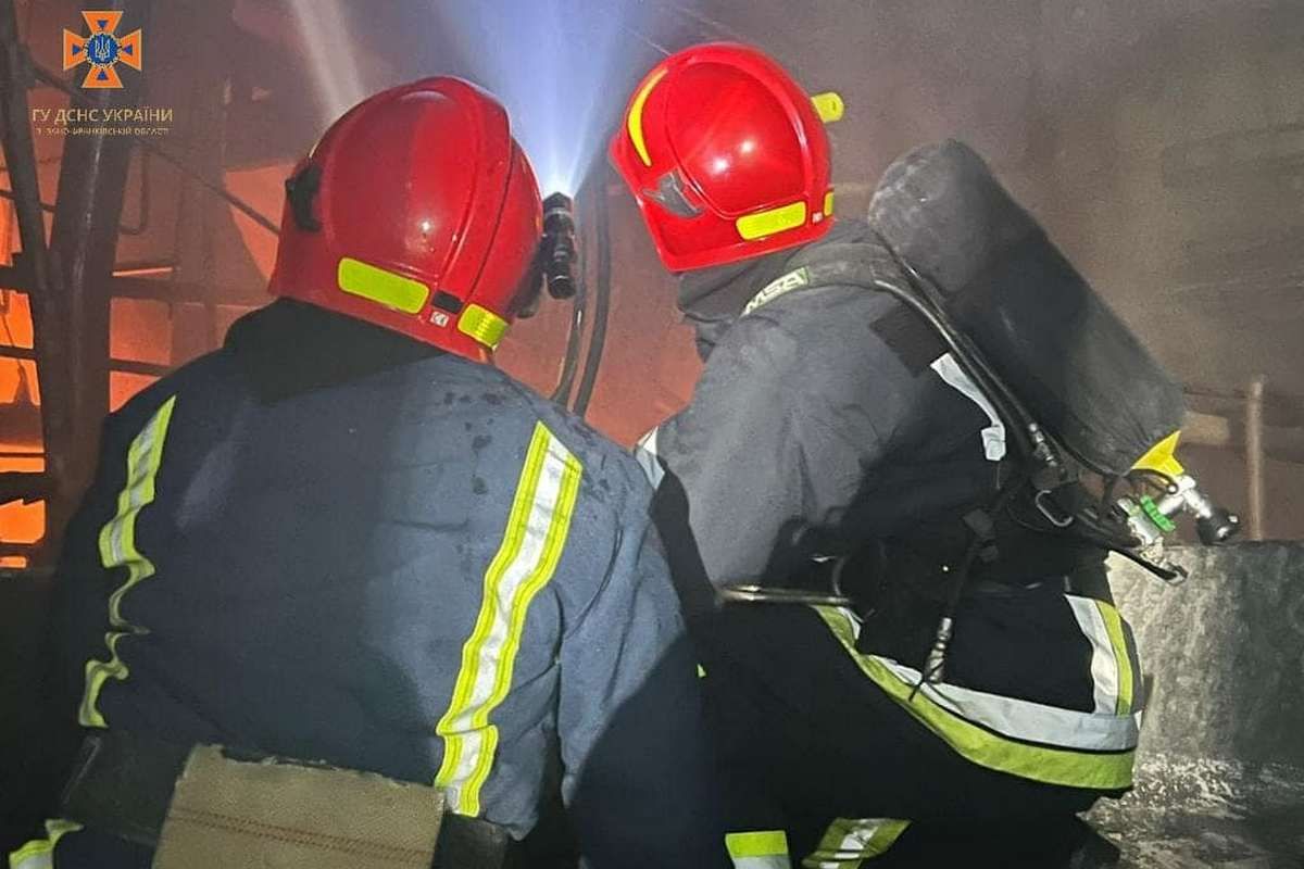 На Прикарпатті пожежні врятували 2 людей з вогню на місці влучання ракети 1