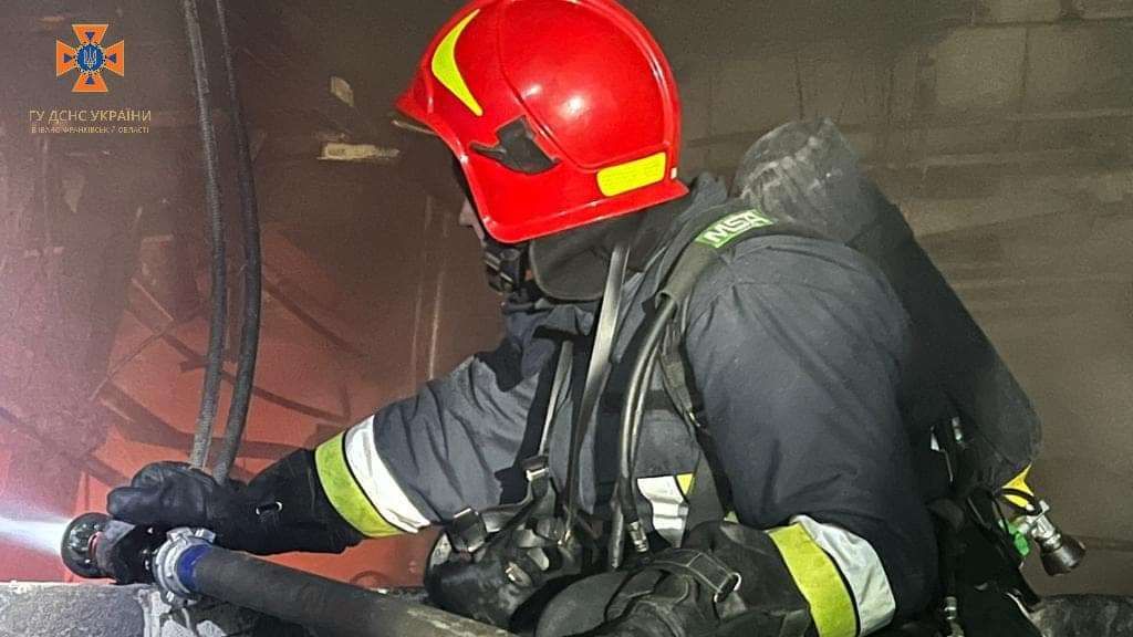 На Прикарпатті пожежні врятували 2 людей з вогню на місці влучання ракети