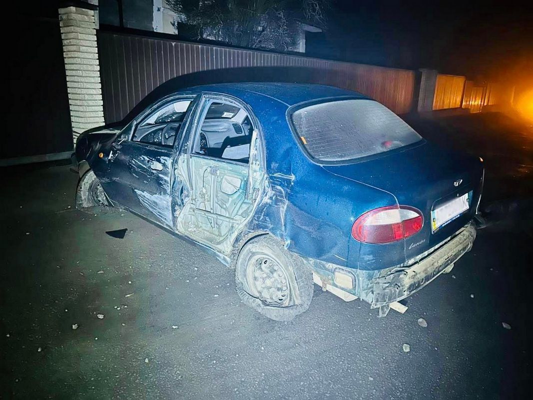 ДТП на Косівщині: водій на швидкості влетів у паркан і збив трьох людей 2