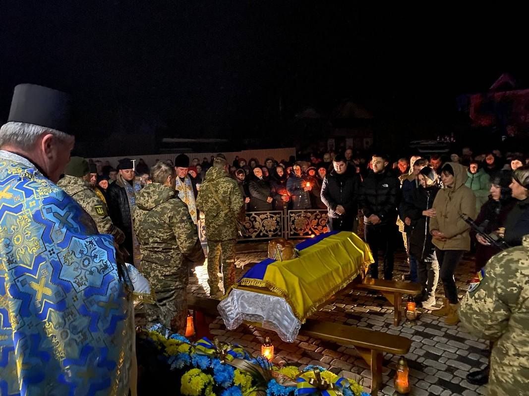 Городенківська громада на колінах зустріла свого захисника Михайла Бабія 2