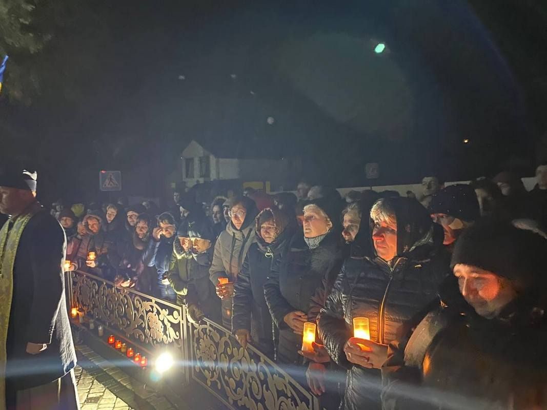 Городенківська громада на колінах зустріла свого захисника Михайла Бабія 3