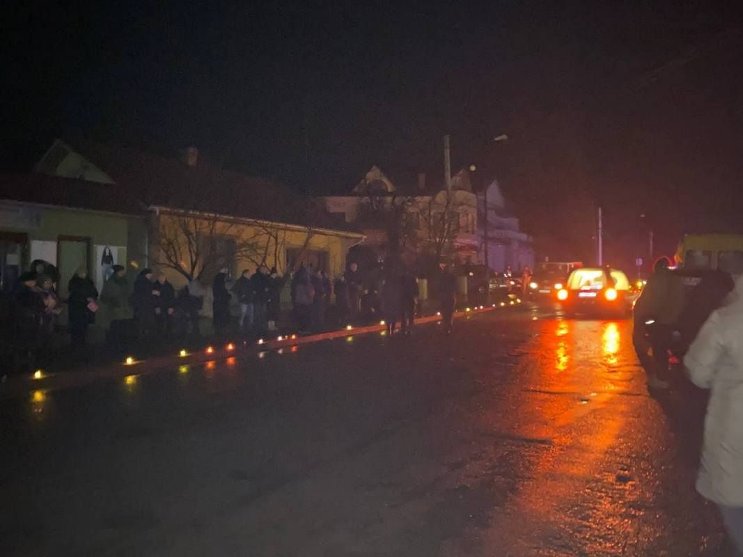 Городенківська громада на колінах зустріла свого захисника Михайла Бабія 1