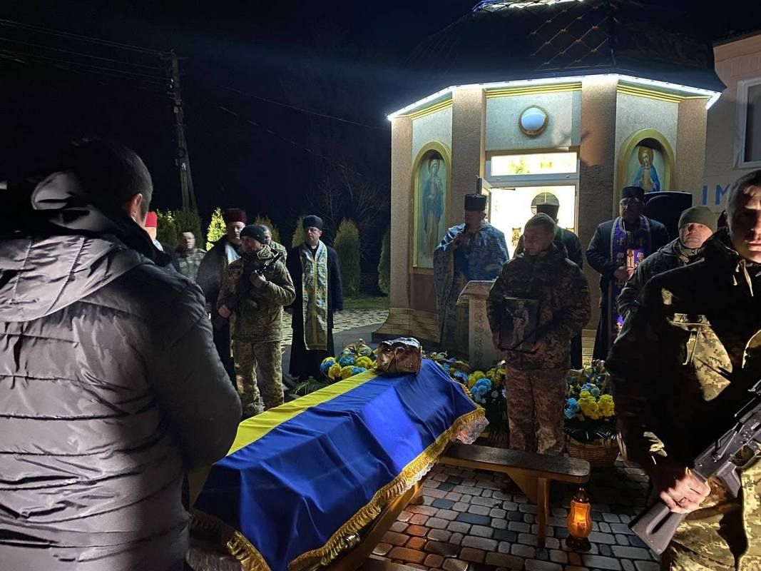 Городенківська громада на колінах зустріла свого захисника Михайла Бабія 4