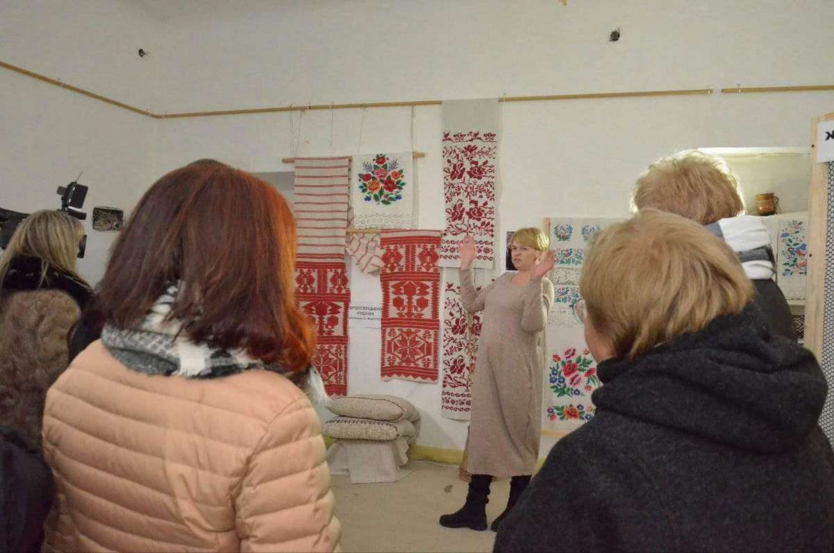 Коломиянам показали текстиль з ручною вишивкою майстрині Олени Федасюк 3