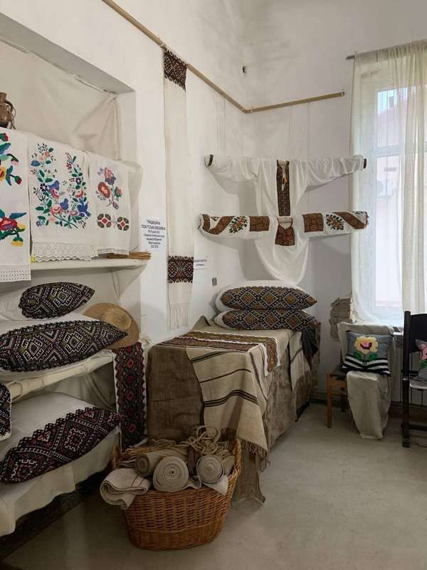 Коломиянам показали текстиль з ручною вишивкою майстрині Олени Федасюк 5