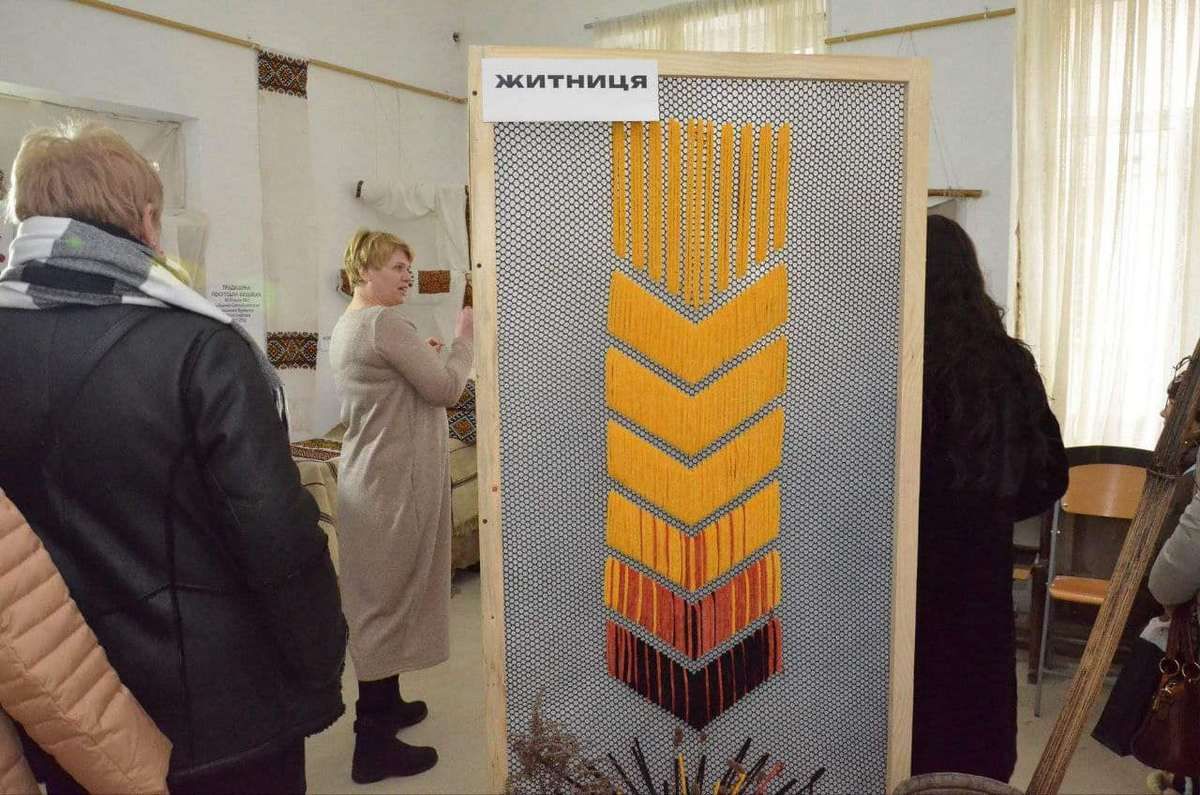 Коломиянам показали текстиль з ручною вишивкою майстрині Олени Федасюк 1