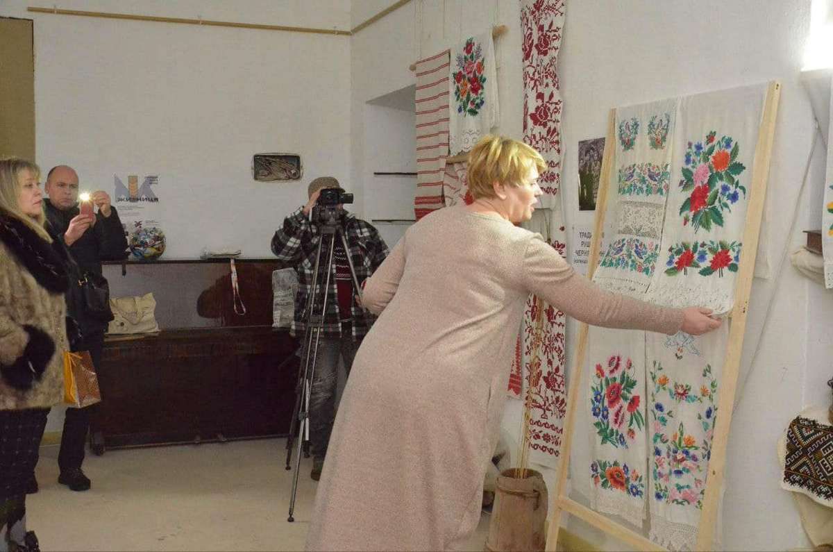 Коломиянам показали текстиль з ручною вишивкою майстрині Олени Федасюк 2
