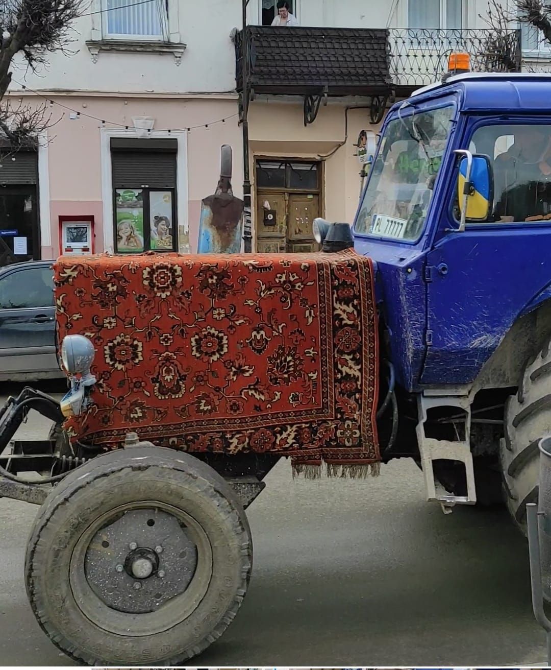 Коломияни облюбували собі "персидський трактор" комунальників 2