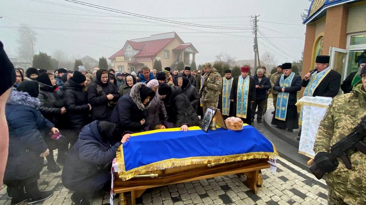 У Городенці на колінах зустріли загиблого Героя Степана Візінського 4