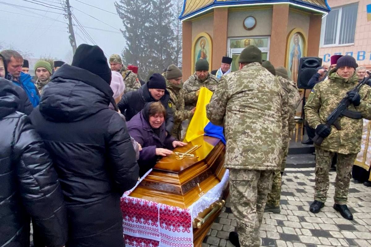 У Городенці на колінах зустріли загиблого Героя Степана Візінського 3