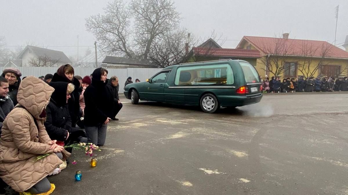 У Городенці на колінах зустріли загиблого Героя Степана Візінського 1