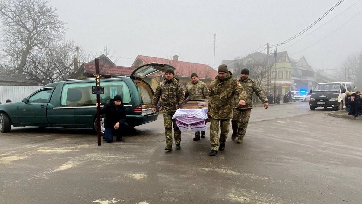 У Городенці на колінах зустріли загиблого Героя Степана Візінського 2