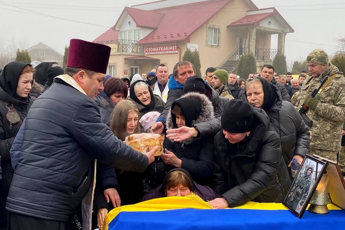 У Городенці на колінах зустріли загиблого Героя Степана Візінського 5