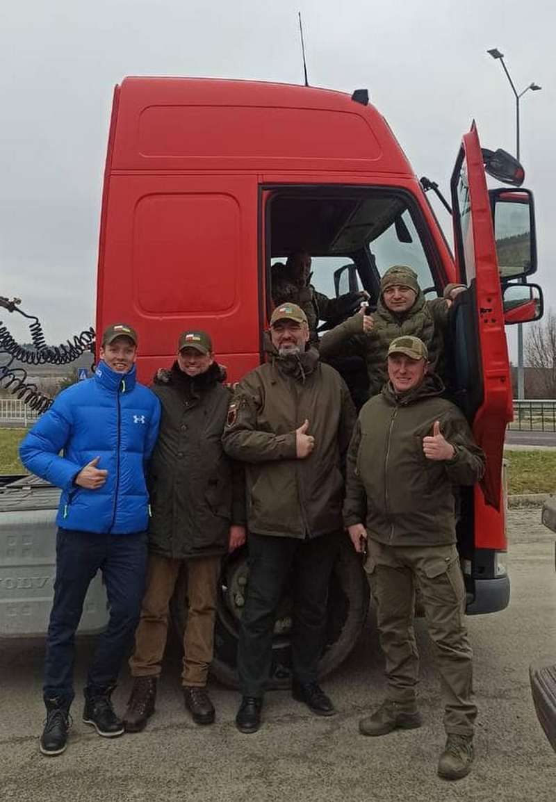 Волонтери передали для прикарпатських військових транспорт за 200 тис злотих 2