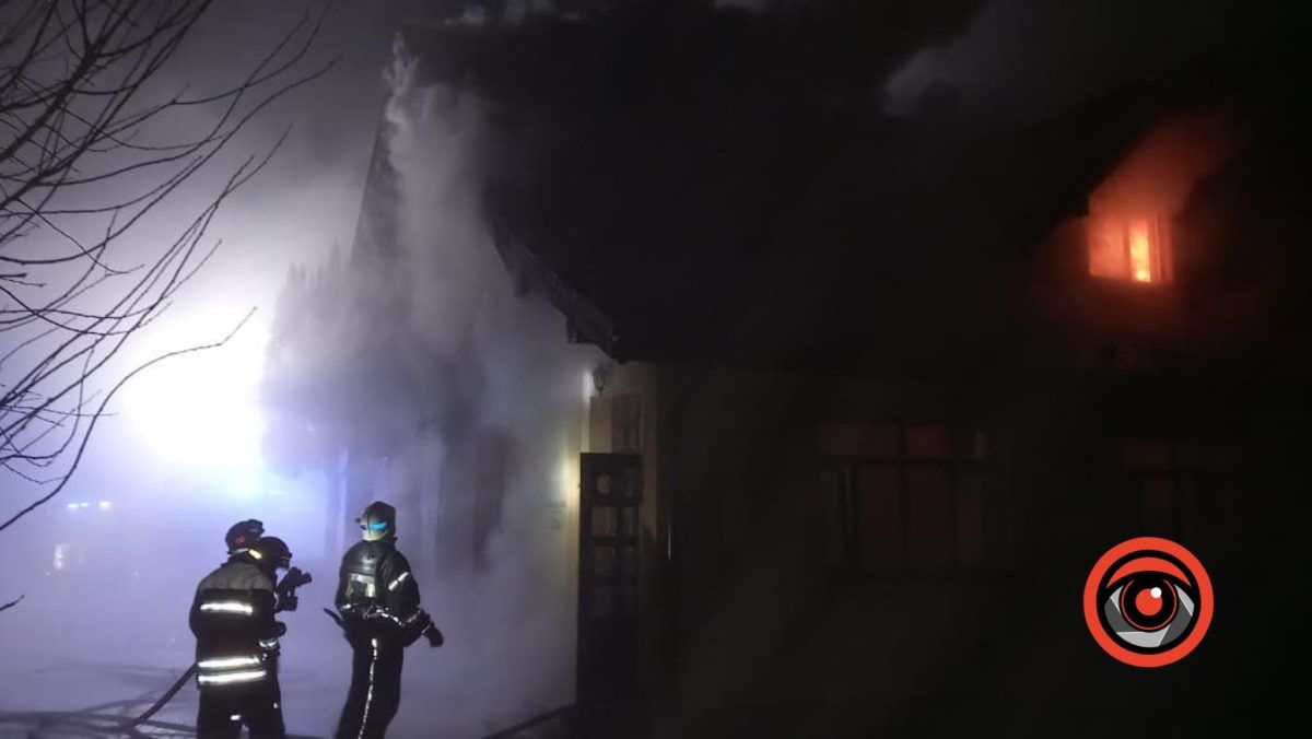 У Коломиї палає будинок 4