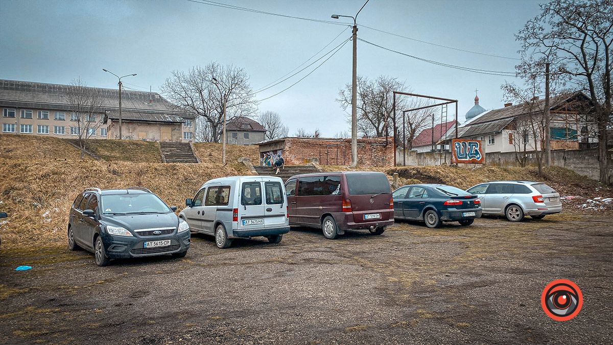 Безкоштовну парковку біля ліцею №1 перенесли на стадіон: чи надовго? 2