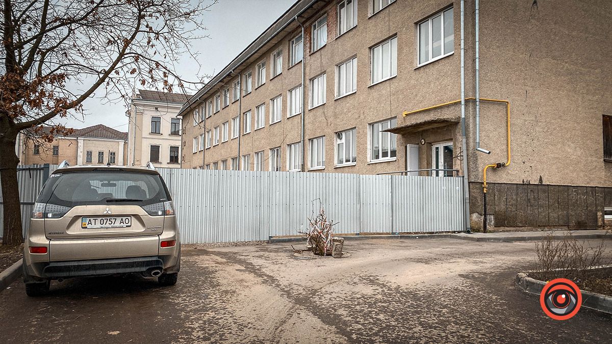 Провалений люк біля Коломийського ліцею №1 чекає на заміну 3
