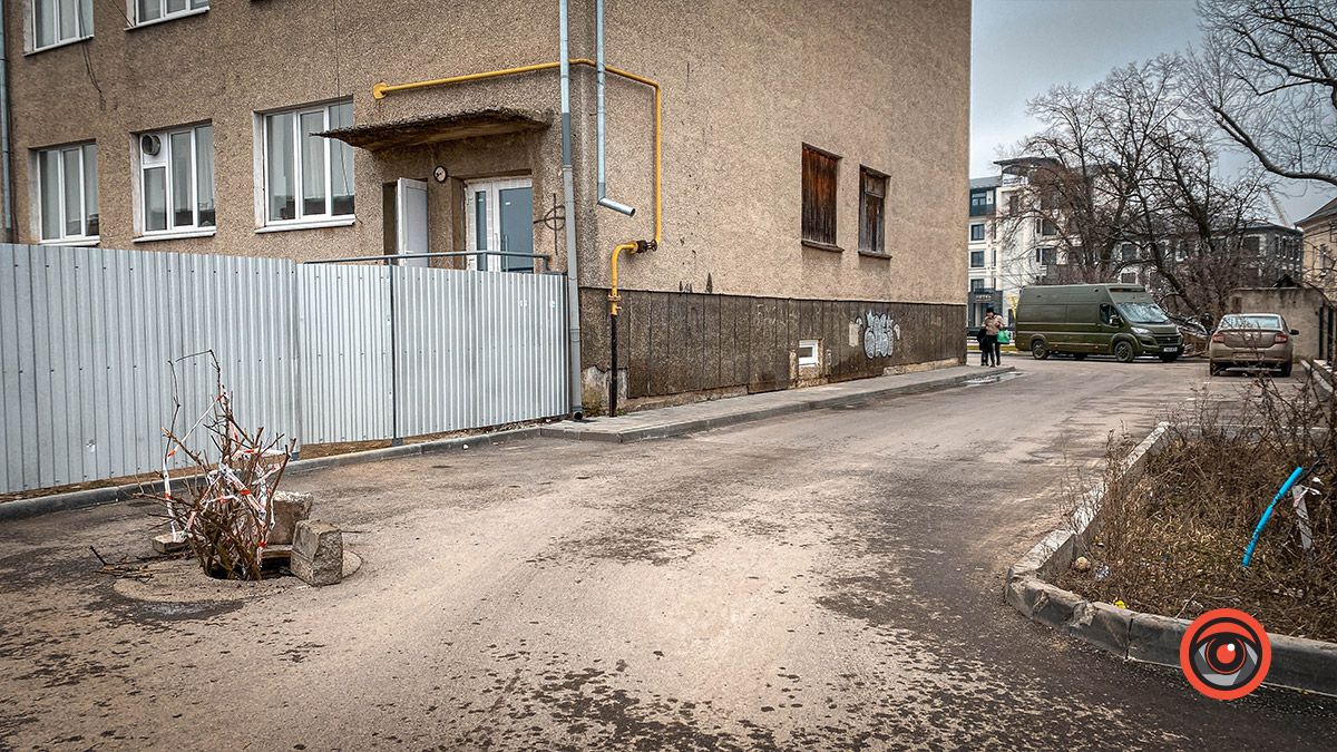 Провалений люк біля Коломийського ліцею №1 чекає на заміну 2