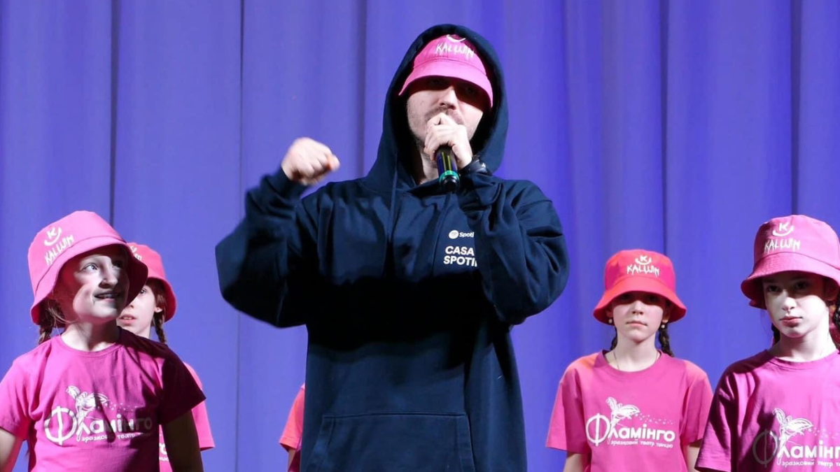 Фронтмен гурту “Kalush orchestra” зустрівся з дітьми захисників 1