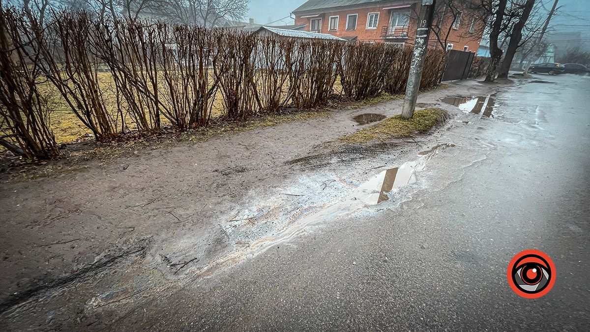 До тротуару руки влади не доходять: на частині вул. Тарабалки заболочена пішохідна зона 7