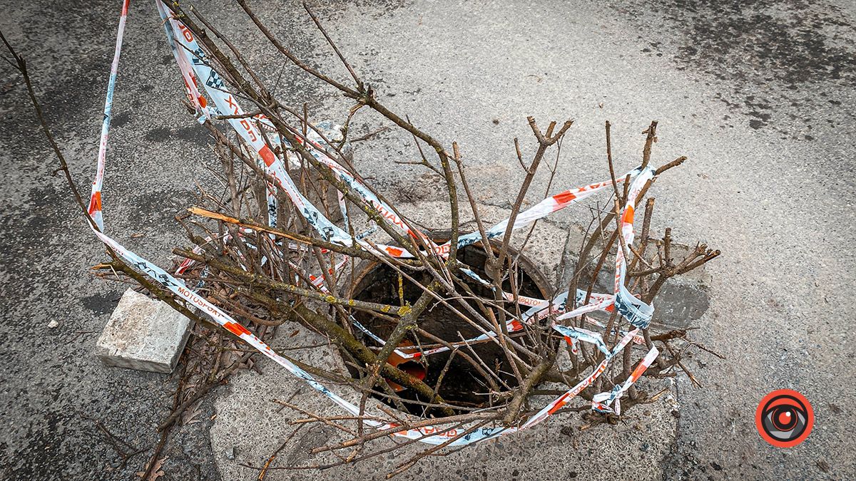 Провалений люк біля Коломийського ліцею №1 чекає на заміну 1