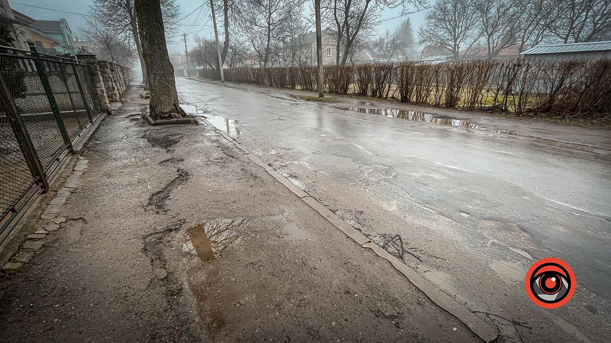 До тротуару руки влади не доходять: на частині вул. Тарабалки заболочена пішохідна зона 8
