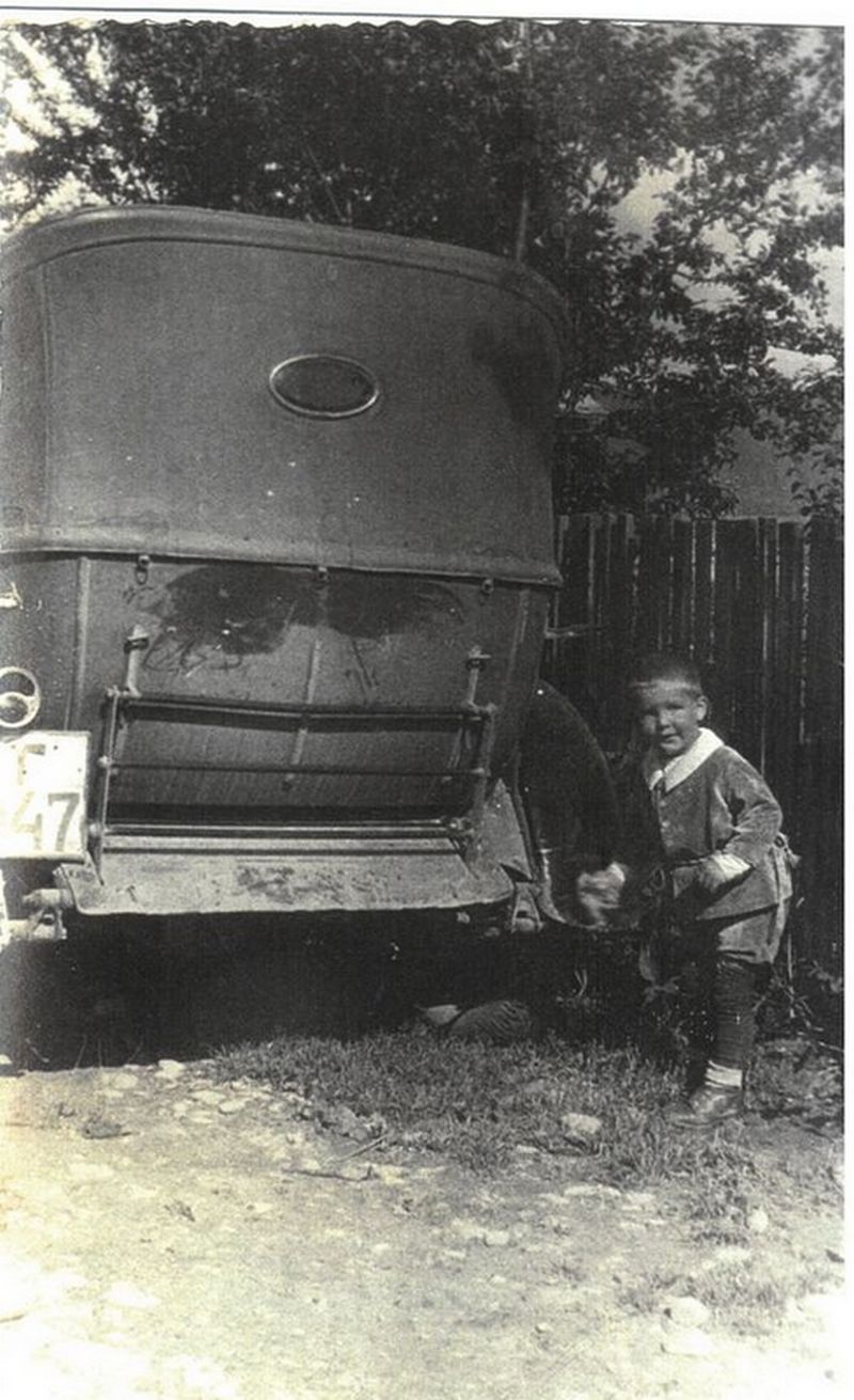 Аскольд Ганьківський біля татового авта «FIAT». Коломия 1931 р.