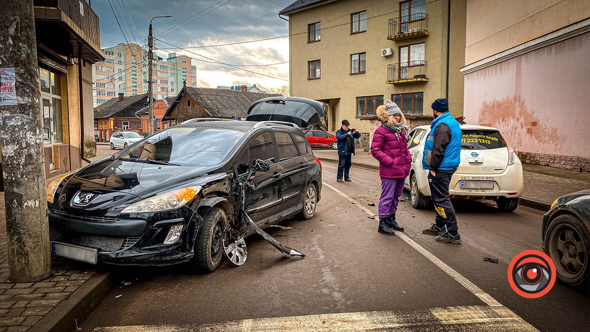 У Коломиї сталась ДТП за участі таксі: рух заблокований 1