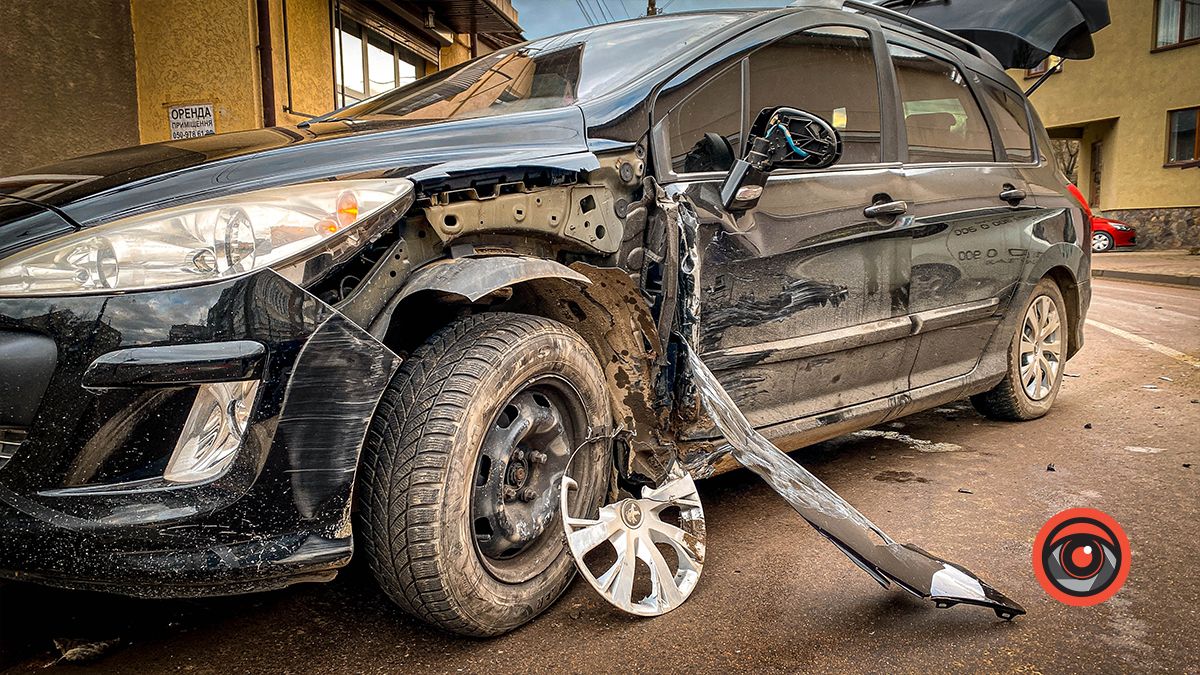 У Коломиї сталась ДТП за участі таксі: рух заблокований 2