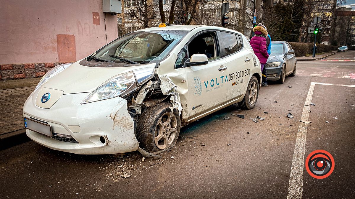 У Коломиї сталась ДТП за участі таксі: рух заблокований 3