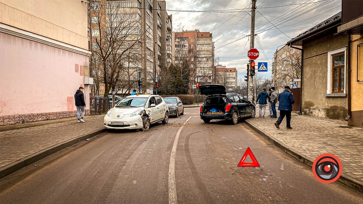 У Коломиї сталась ДТП за участі таксі: рух заблокований