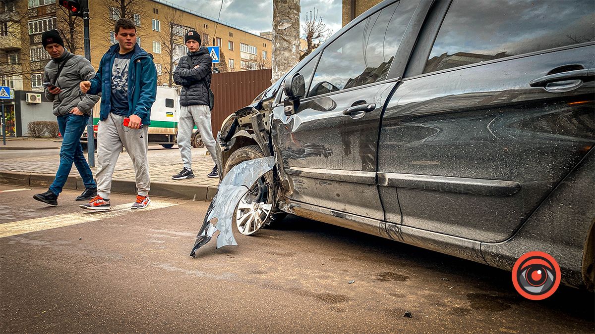 У Коломиї сталась ДТП за участі таксі: рух заблокований 4