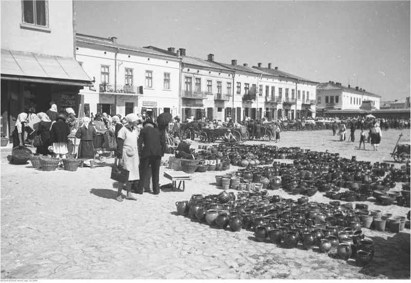 Коломия, п. ХХ ст. Сьогодні - площа Відродження.