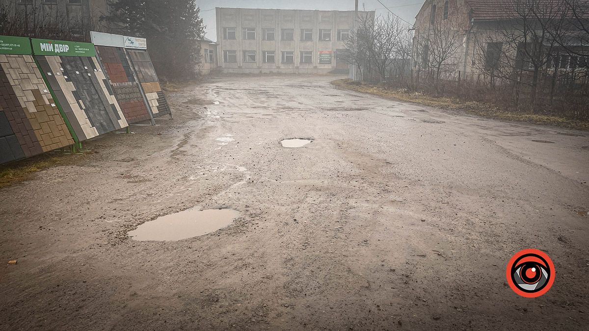 Ні дороги, ні тротуарів: у Сопові головна вулиця потребує ремонту асфальтового покриття 6