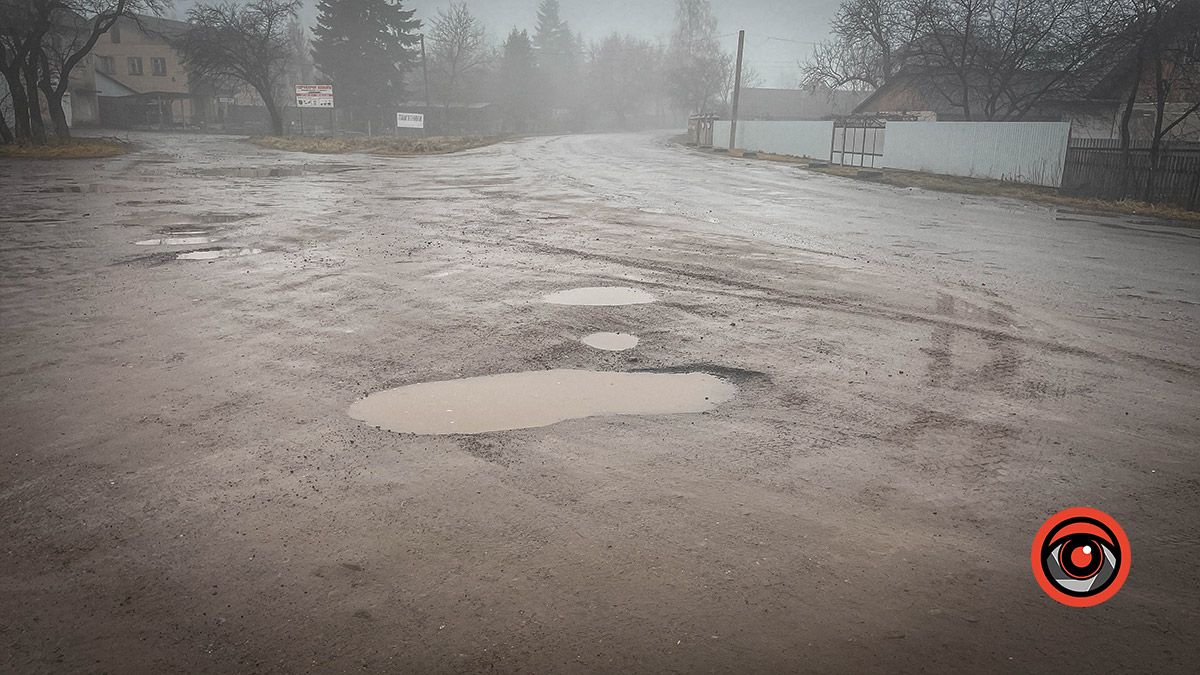 Ні дороги, ні тротуарів: у Сопові головна вулиця потребує ремонту асфальтового покриття 7