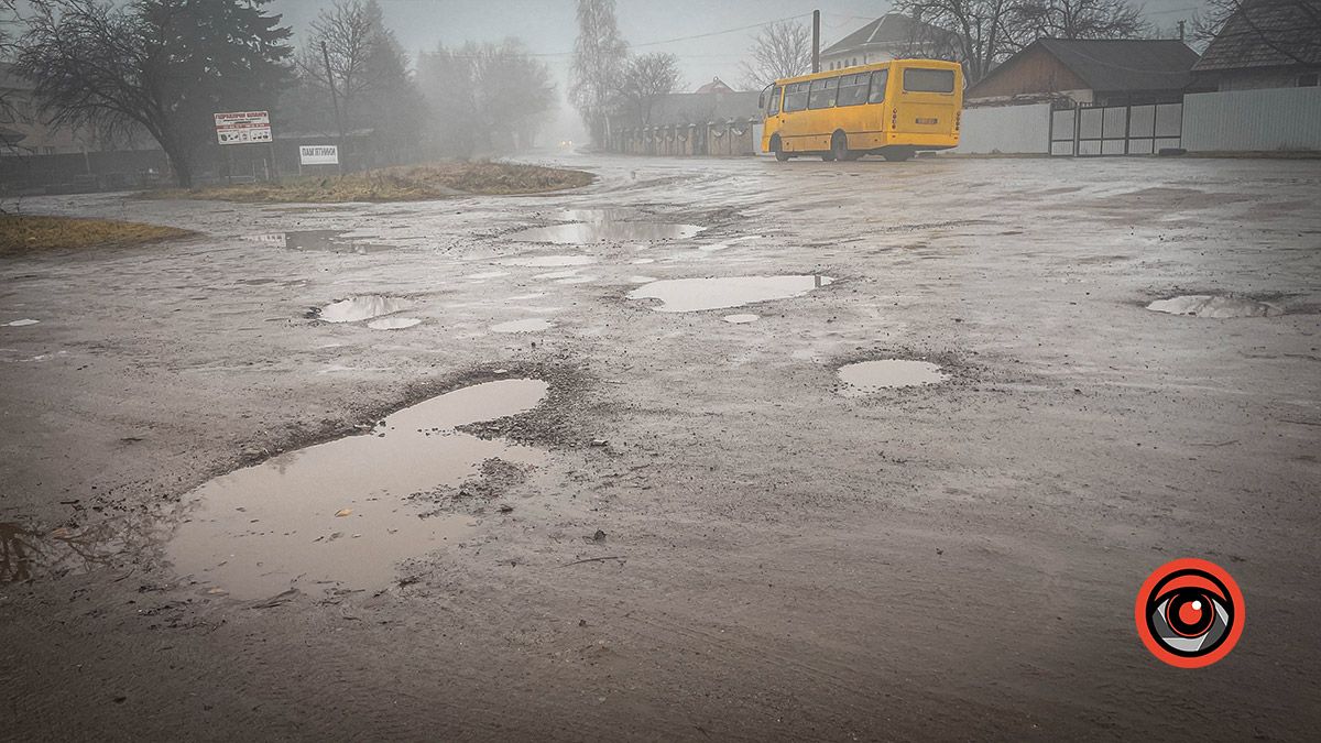 Ні дороги, ні тротуарів: у Сопові головна вулиця потребує ремонту асфальтового покриття 8