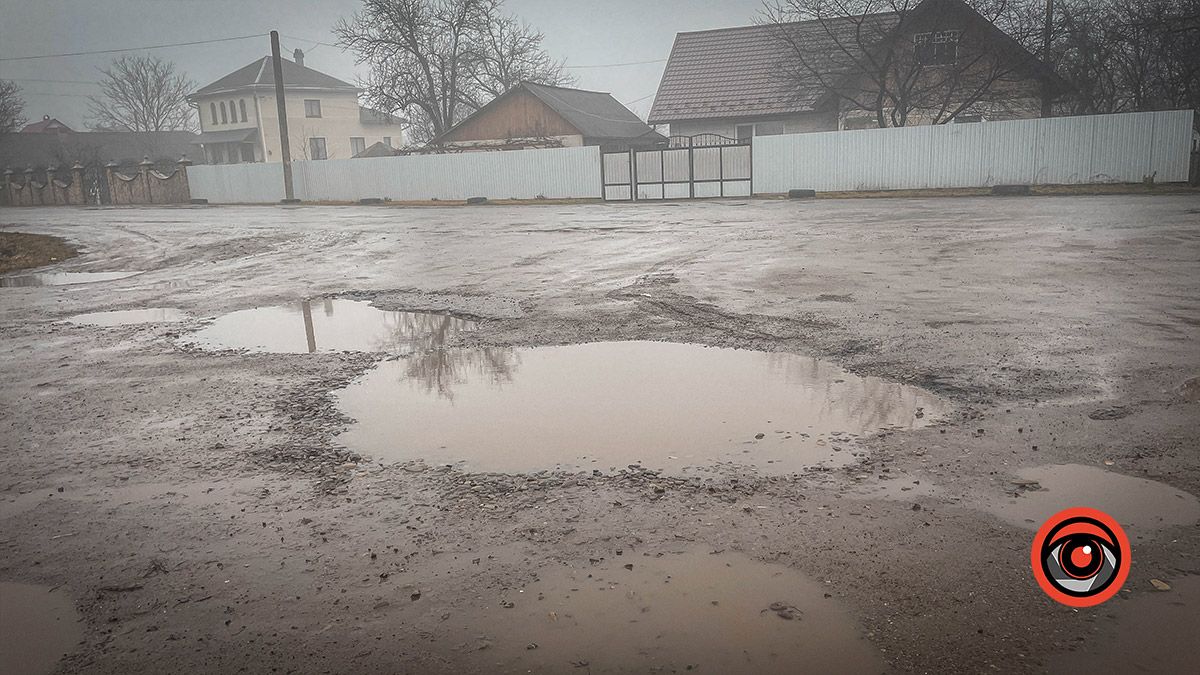 Ні дороги, ні тротуарів: у Сопові головна вулиця потребує ремонту асфальтового покриття 9