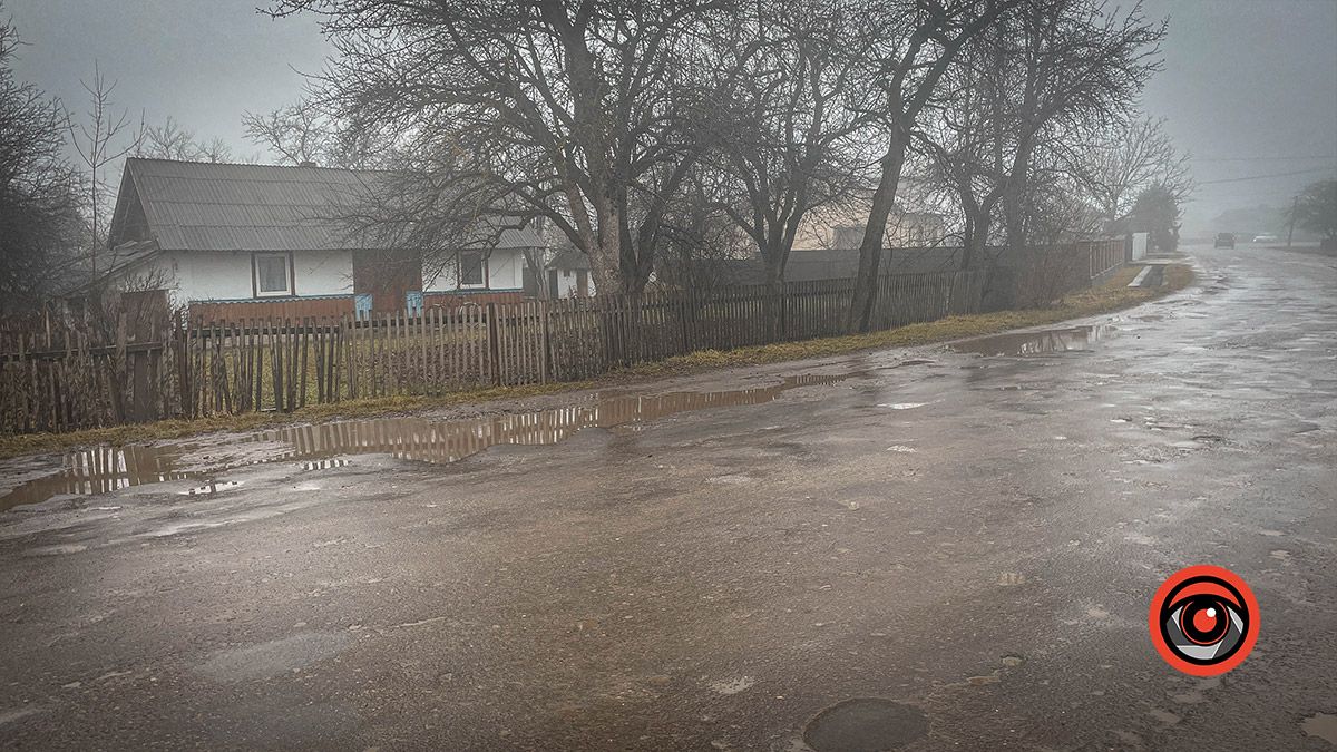 Ні дороги, ні тротуарів: у Сопові головна вулиця потребує ремонту асфальтового покриття 10