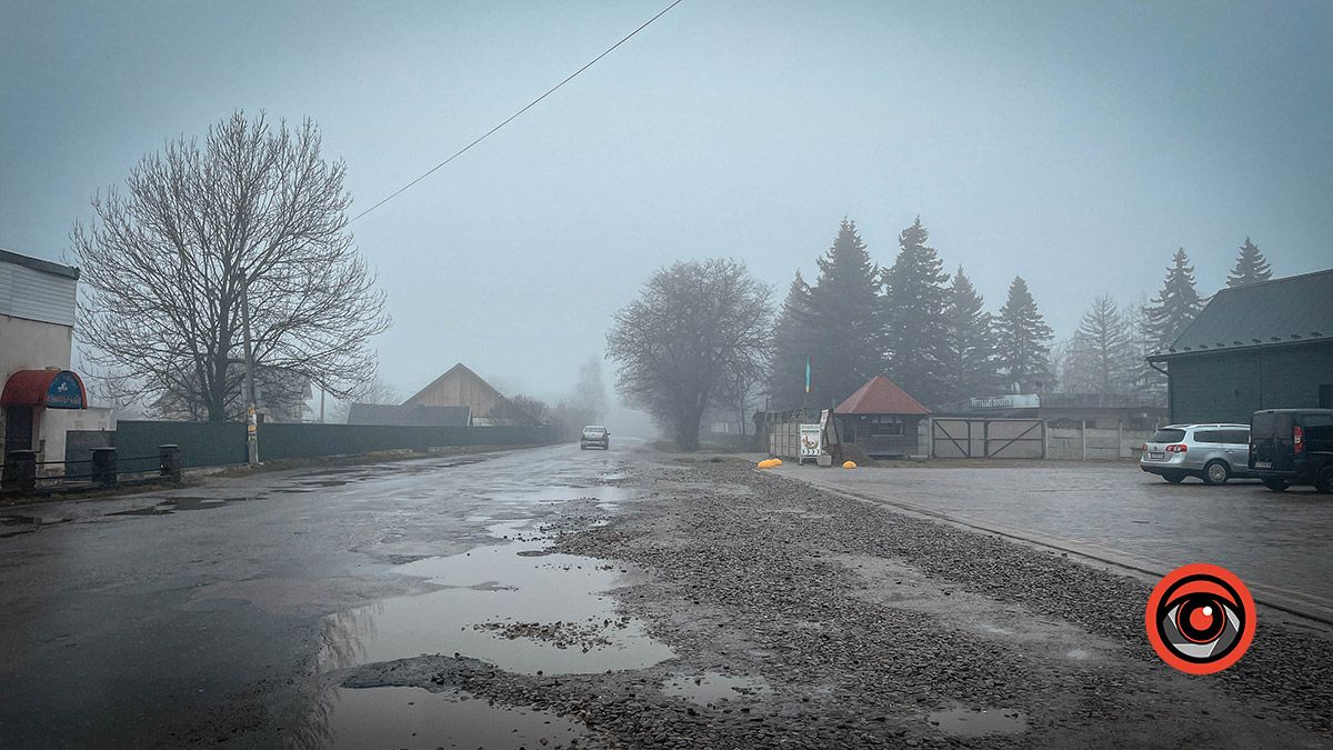 Ні дороги, ні тротуарів: у Сопові головна вулиця потребує ремонту асфальтового покриття 1