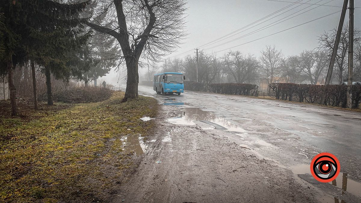 Ні дороги, ні тротуарів: у Сопові головна вулиця потребує ремонту асфальтового покриття 2