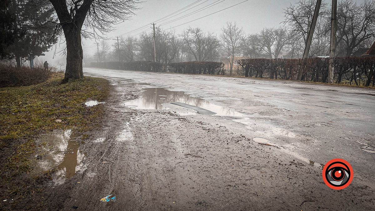 Ні дороги, ні тротуарів: у Сопові головна вулиця потребує ремонту асфальтового покриття 3