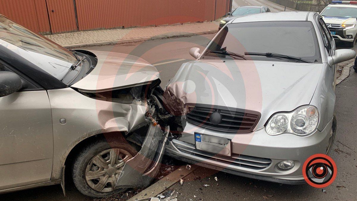 Ще одна ДТП у Коломиї: автівки зіткнулись на повороті 4