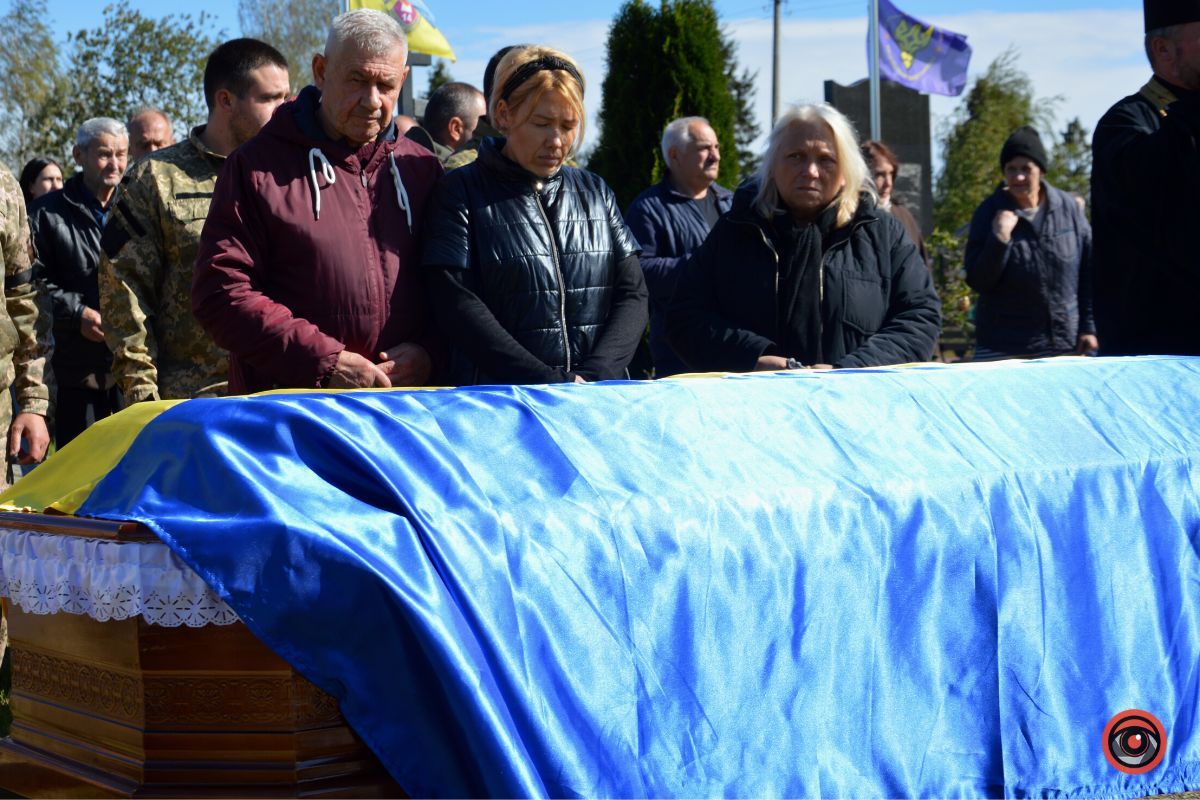 Пані Надія Бордун на прощанні з сином Любомиром, вересень 2022р